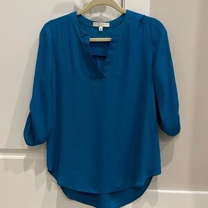 Chaus three-quarter button sleeve v-neck small loose fit top